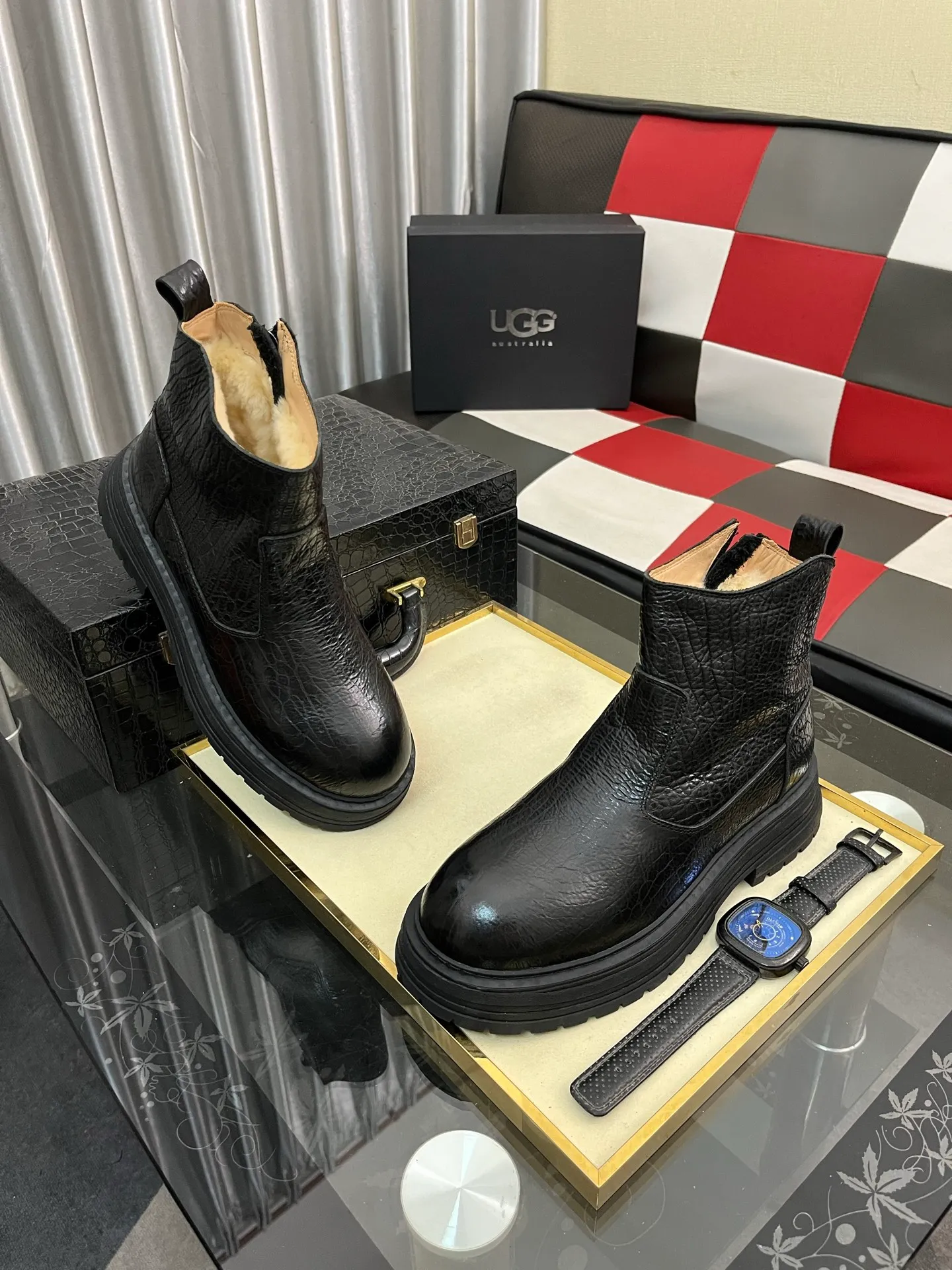 Ex-factory price: 680⌚️⌚️Thick wool imported from Australia Brand: UGG genuine purchasing agent Size: 39-44 (45 customized) Grade: Official website 1:1 Material: First layer of genuine leather waterproof and antifreeze upper Real wool lining Original non-slip and wear-resistant outsole Style category: Men's casual shoes Trendy style Comfortable on the feet Color: Official website color synchronization